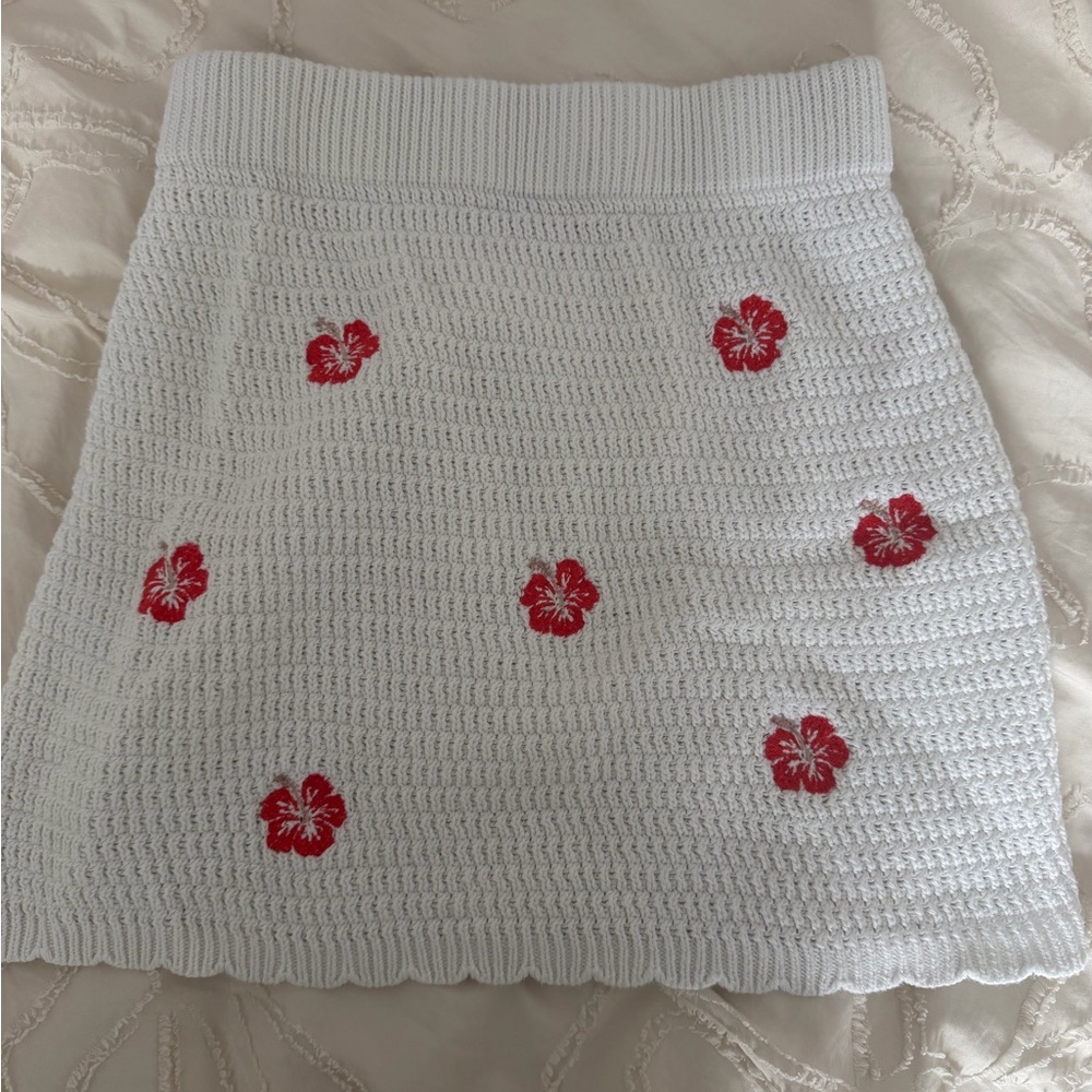 🌺 Wild Fable White Knit Skirt with Red Floral Design Bathing Suit Cover Up